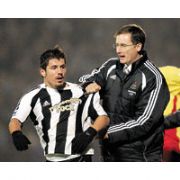 İNGİLİZ BULVAR GAZETELERİ EMRE Yİ KARALAMA YARIŞINDA