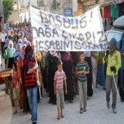 KÜSTAH YANDAŞLARDAN   TAHRİK EDİCİ PANKART!