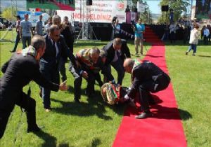 BAHÇELİ YE KIRMIZI HALI AZİZLİĞİ!