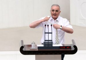 CHP Lİ VEKİL,MECLİS KÜRSÜSÜNDE SOYUNDU