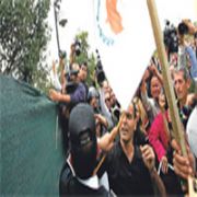 KIBRISLILAR, ELEŞTİRİNİN DOZUNU KAÇIRDI!