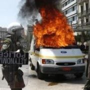 DÜNYA DA  1 MAYIS, ATİNA YANIYOR!