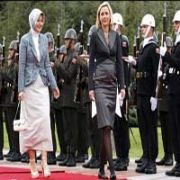 HAYRUNİSA GÜL, TÜRBANLA ASKERİ SELAMLADI
