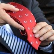 GAZİ DEN OSMAN BAYDEMİR E BAYRAKLI KRAVAT!