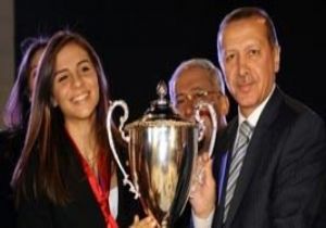 BAŞBAKAN ŞAMPİYONLARLA!