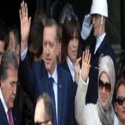 BAŞBAKAN ÖPTÜRMEDİ!