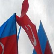 AZERBAYCAN, BAYRAKLARIN ASILDIĞI DİREKLERİ DE KESTİ!