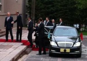 ERDOĞAN, GÜL ÜN FORSLU MAKAM ARACINDA