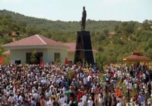 TERÖRİST HEYKELİ LİCE Yİ KARIŞTIRDI!
