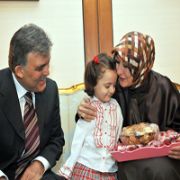 İKİ KOLU OLMAYAN KIZ DAN KÖŞK TE PİYANO RESİTALİ