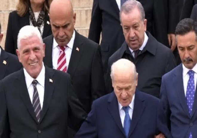 Bahçeli'nin Koluna Girdi,Eleştirildi