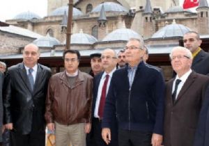  CHP NİN ÖNÜNE KURT YUMAĞI ATIYORLAR 