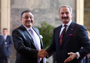 ÇAĞLAYAN VE AYGÜN, MECLIS KORİDORUNDA