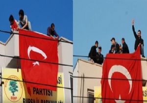 BAYRAK ASANLAR TUTUKLANMADI!