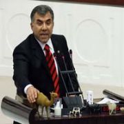 MECLİS KÜRSÜSÜNE DEVE GETİRDİ! 
