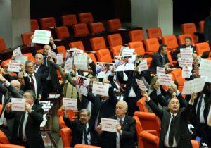 CHP DEN MECLİS TE PANKARTLI PROTESTO