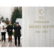 BABALAR GÜNÜ NDE ECEVİT UNUTULMADI