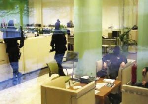Ruslardan Kar Maskeli Banka Teftişi