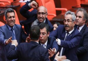 Flaş..Meclis te Yine Yumruklar Konuştu