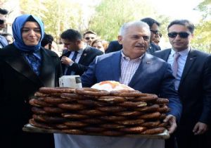 Başbakan Yıldırım dan simit servisi