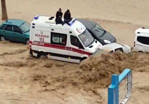 Sel Mersin de Hayatı Felç Etti