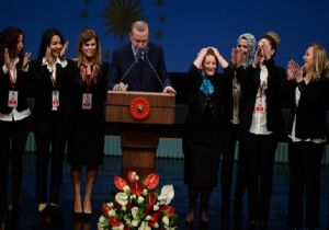 Canlı Yayında Kararname İmzaladı