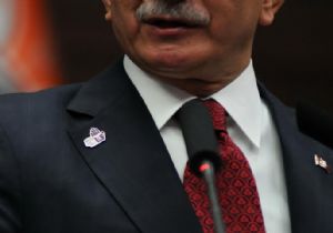Davutoğlu nun Yakasındaki Rozet!