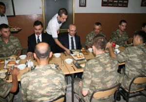 ÇATIŞMADAN DÖNEN ASKERLERLE İFTAR