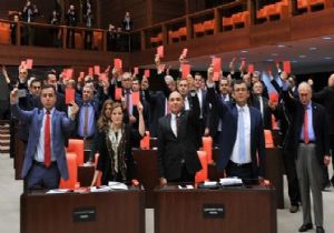 CHP den Kırmızı Kartlı  Anayasa Eylemi