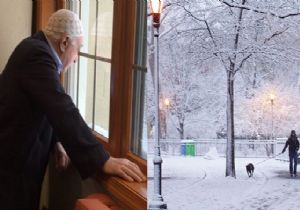 Gülen in Penceresinden Kar Manzarası