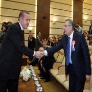 ERDOĞAN İLE BAYKAL ARASINDAKİ BUZLARIN ERİDİĞİ AN!