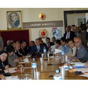 AKP NİN SEZER E TEPKİLERİ DİNMİYOR