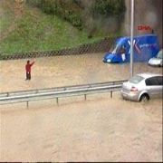 YAĞMUR VE FIRTINA İSTANBUL U FELÇ ETTİ