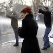 POLİS TEN EYLEMCİ İTFAİYECİLERE TAZYİKLİ SU