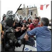 ŞEHİT CENAZESİNDE AKP Lİ VEKİL CANINI ZOR KURTARDI