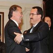 GELİR GELMEZ DENİZ FENERİNE EL ATTI