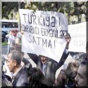 AZERİLER ERDOĞAN VE GÜL ÜN FOTOĞRAFLARINI YAKTI