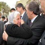 BAKANA YIRTIK AYAKKABILARINI GÖSTERDİ