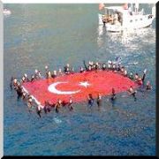 ŞEHİTLER ANISINA DENİZDE DEV BAYRAK AÇTILAR