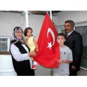 15 YILDIR EVİNİN ÖNÜNDEKİ  GÖNDERE İSTİKLAL MARŞIYLA BAYRAK ÇEKİYOR