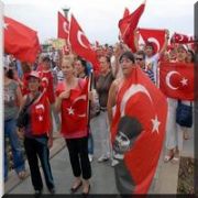 TÜRKİYE AYAKTA