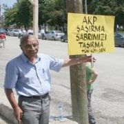 ÇİFTÇİ MİTİNGİNDEKİ PANKARTA BİLE DAYANAMADILAR