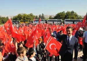 SARIGÜL 5 BİN KİŞİYİ ANITKABİR E GÖTÜRDÜ