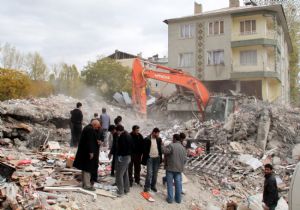 İKİ DEPREM DE 644 ÖLÜ!