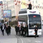 BAŞBAKAN IN SİYAH GİYSİLİ KORUMALARI