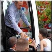 HEM  SOYKIRIM DEDİ HEM ÇİN OYUNCAĞI DAĞITTI!