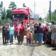  CANIMIZ TEHLİKEDE  DİYEN KÖYLÜ KADINLAR YOL KESTİ