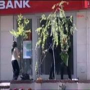BİR GRUP DÜKKAN VE BANKALARI YAĞMALADI