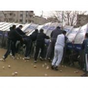 BATMANDA GÖSTERİCİLER POLİSE SALDIRDI