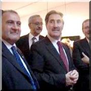 BAKAN ŞARAP KADEHİNİ BÖYLE SAKLADI